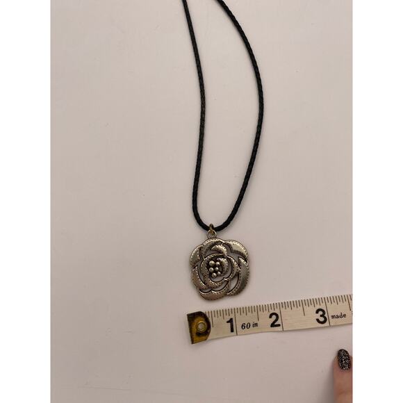 ❤️ Brighton Floral Pendant Necklace - Picture 3 of 4